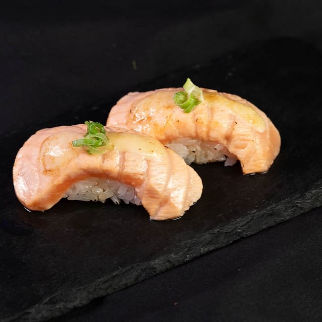 Seared Salmon Sushi (2pcs).